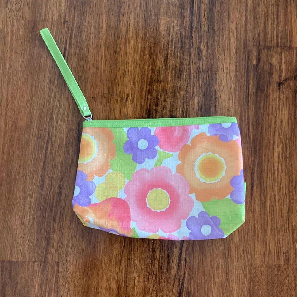 NEW Clinique Cosmetic Case Floral Daisies Pastel Large Zip Makeup Bag NWOT